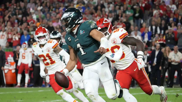 Eagles QB Jalen Hurts eludes Chiefs pressure in Super Bowl LVII